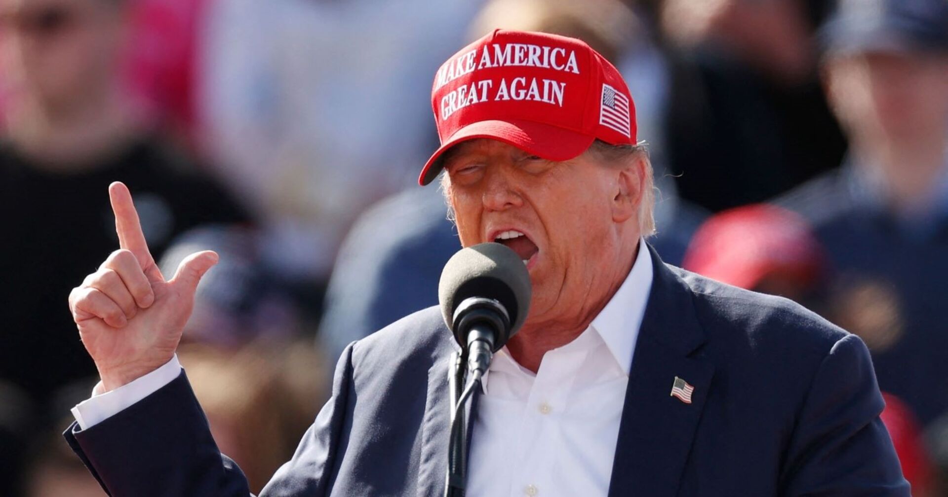 Donald Trump mit "Make America Great Again"-Mütze,  hält eine Rede. Er wirkt aufgebracht.