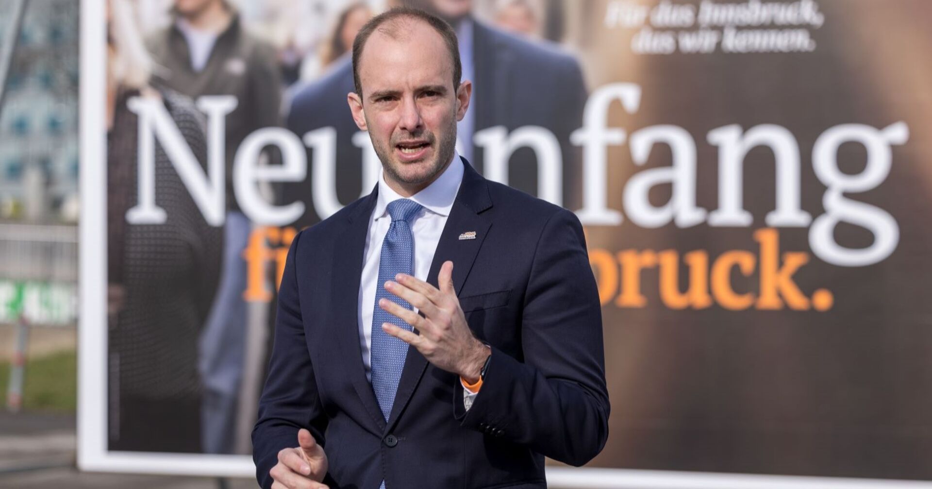 Florian Tursky präsentiert das Wahlplakat seiner Tiroler Liste "das neue Innsbruck"