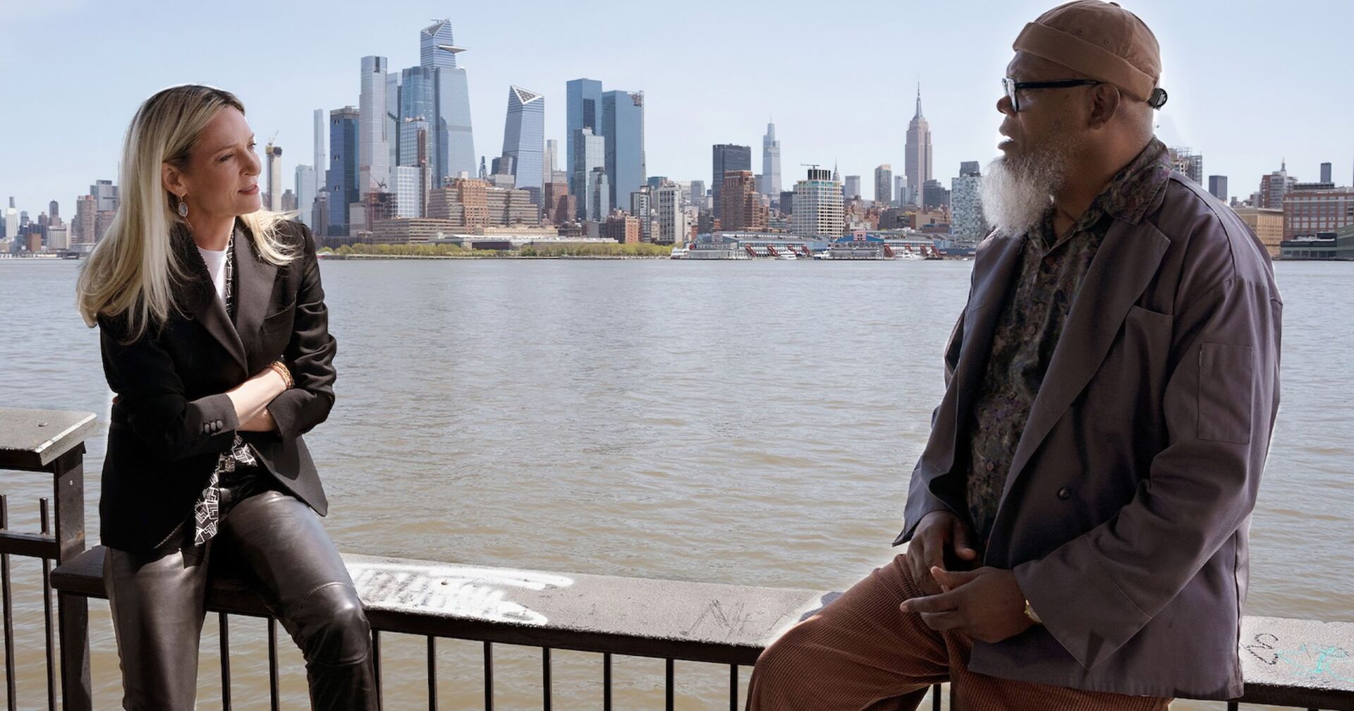 Uma Thurman und Samuel L. Jackson sitzen vor der Skyline Manhattans