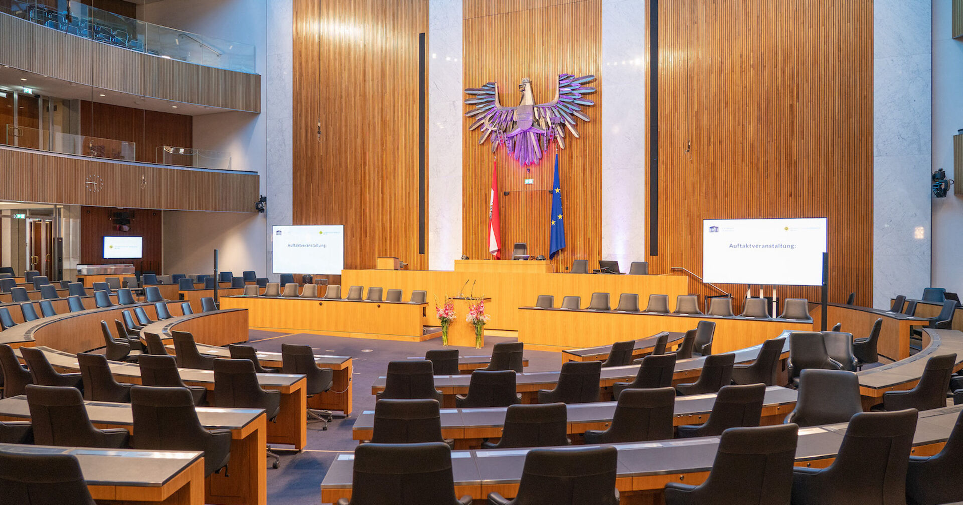 Der Plenarsaal des österreichischen Parlaments, leerstehend.