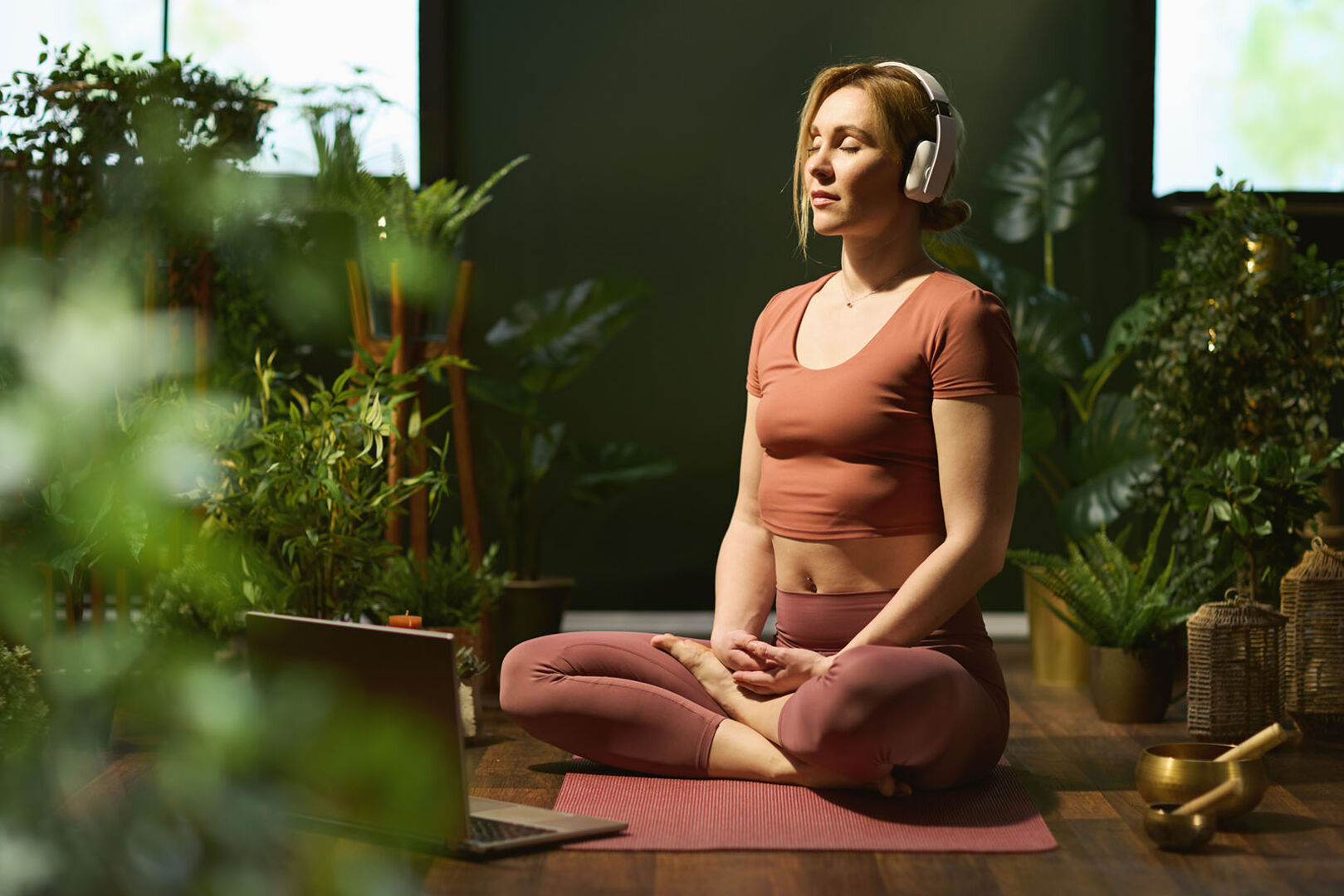 Frau macht Yoga | Credit: iStock.com/CentralITAlliance