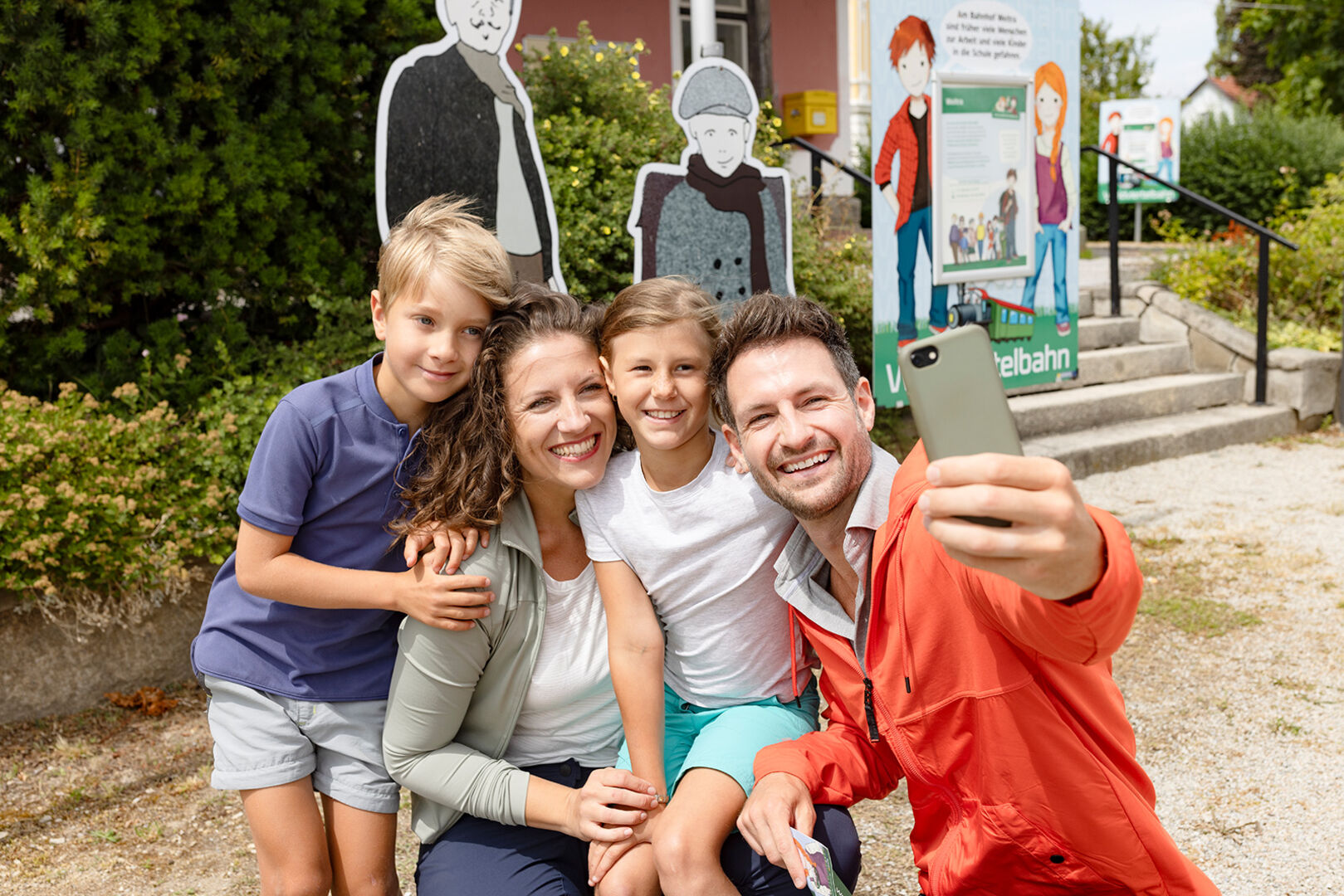 Junges Elternpaar macht mit seinen beiden Kindern ein Selfie | Credit: NÖVOG/Doris Schwarz-König