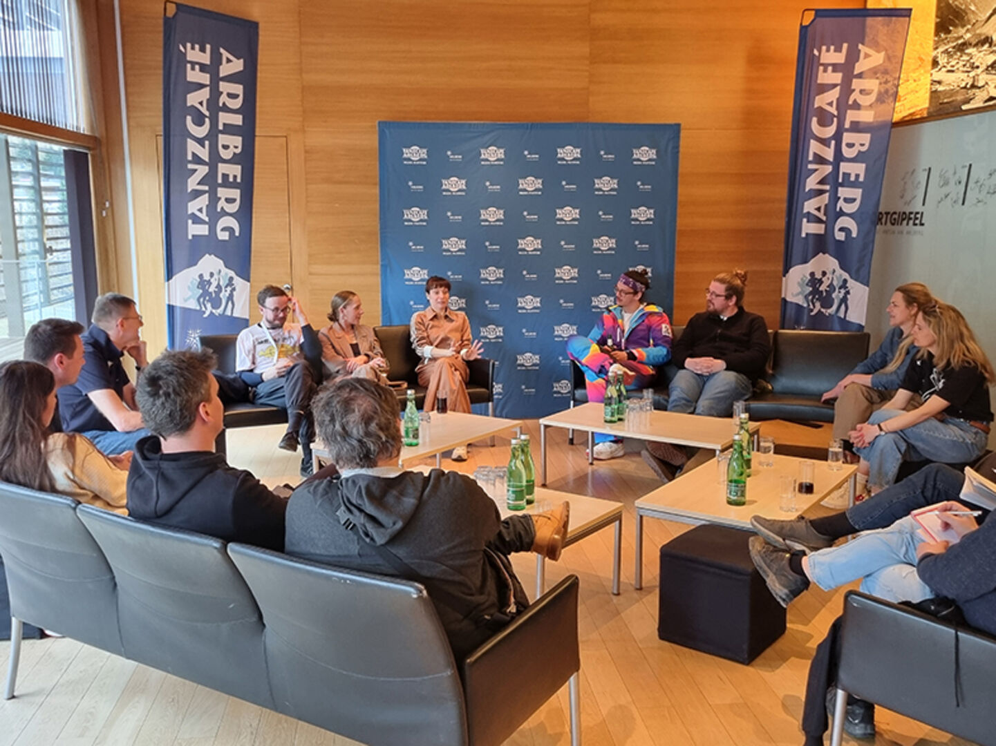 Fiva, Holza, Spilif und Arai beim 1. „Meet the Acts“ des Tanzcafé Arlberg Music Festival von ihrem Bezug zum Arlberg.