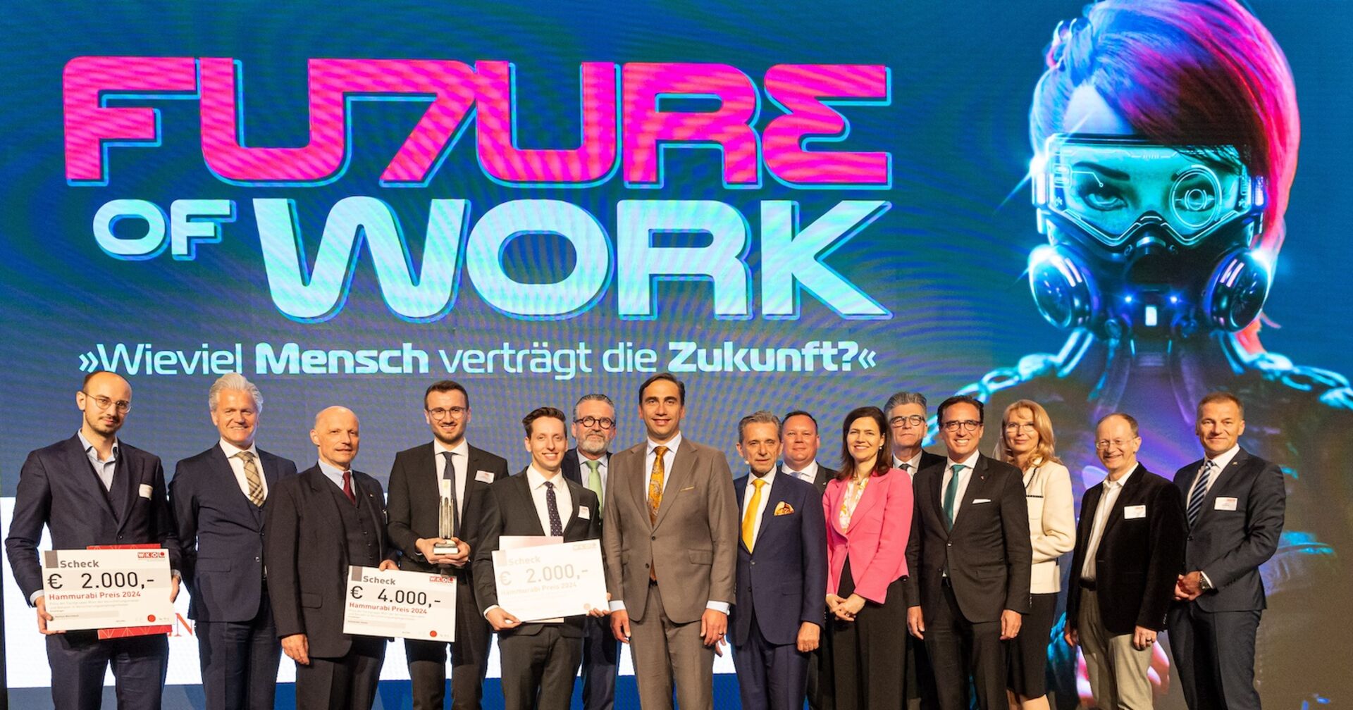 Gruppenbild auf der Bühne, aufgereiht