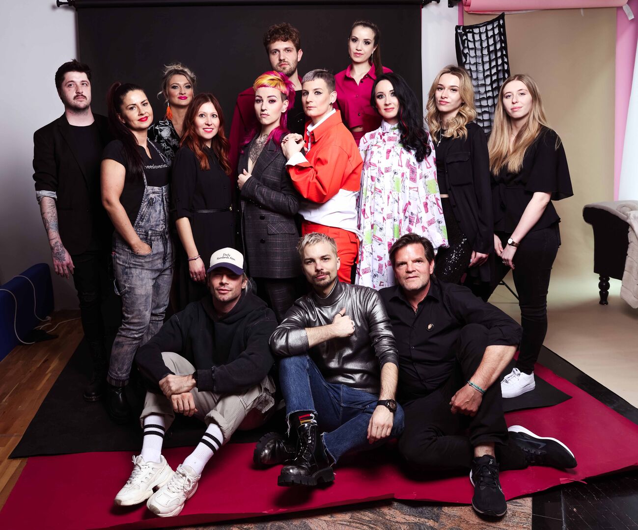 Gruppenfoto, auf dem viele verschiedene Personen zu sehen sind