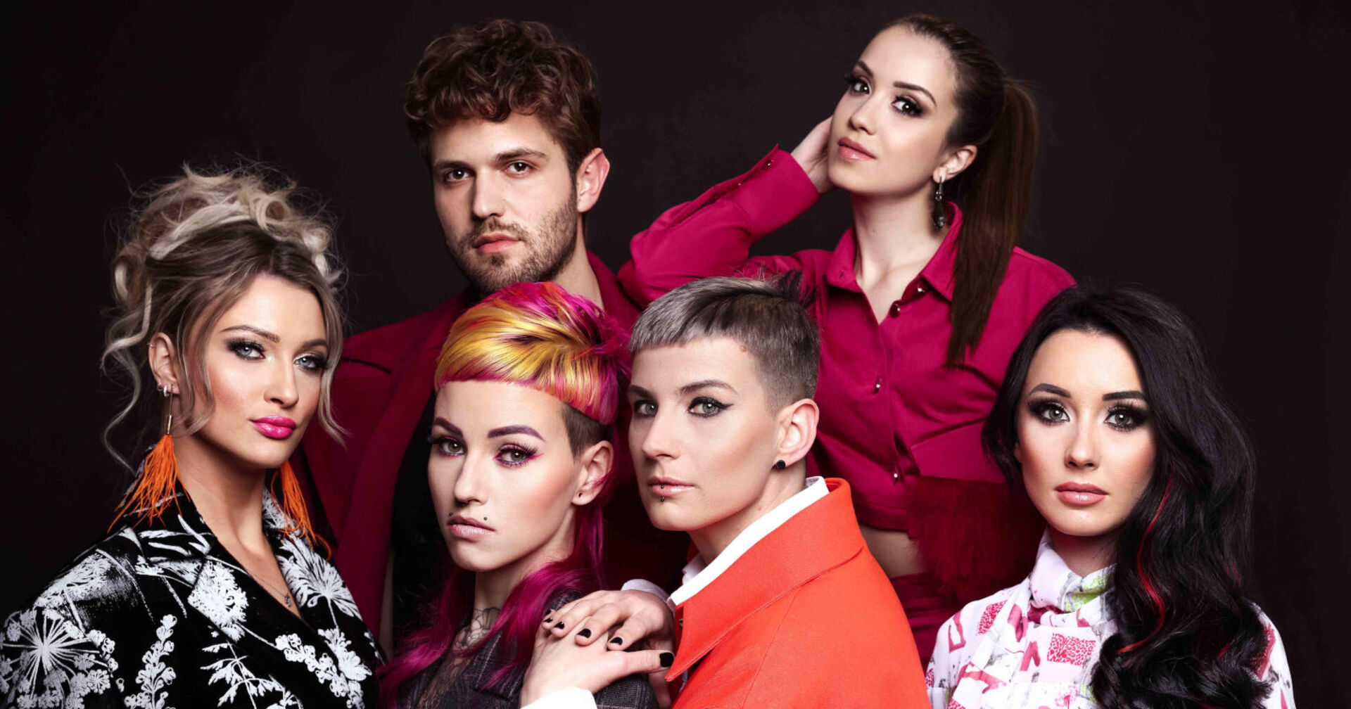 Mehrere Personen mit bunten Frisuren bei einem Shooting