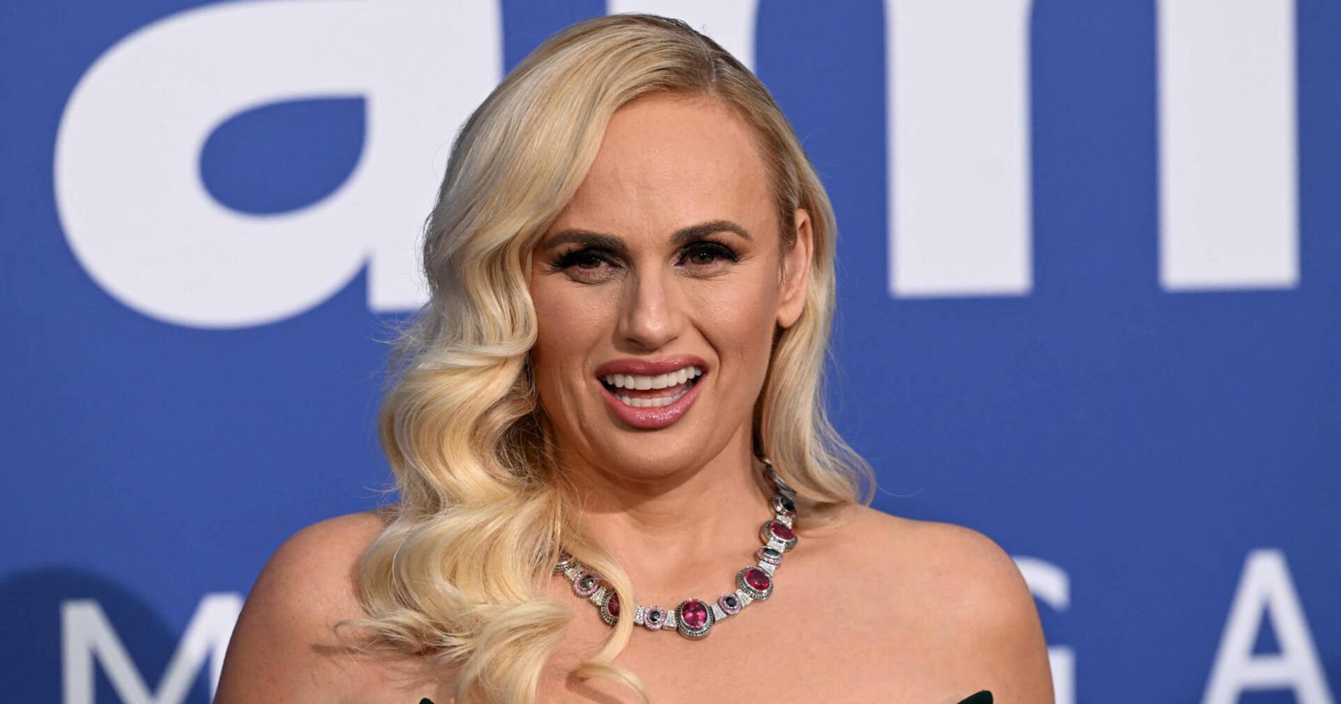 Rebel Wilson auf dem roten Teppich.