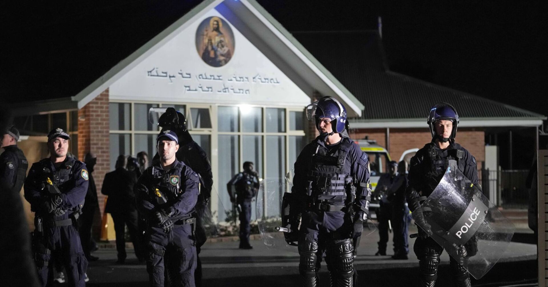 Einsatzkräfte vor der Kirche in Sydney.