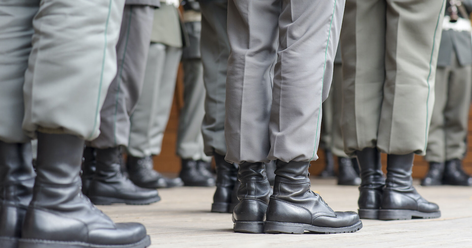 Ein Foto von den Schuhen und den Outfits des österreichischen Militärs.