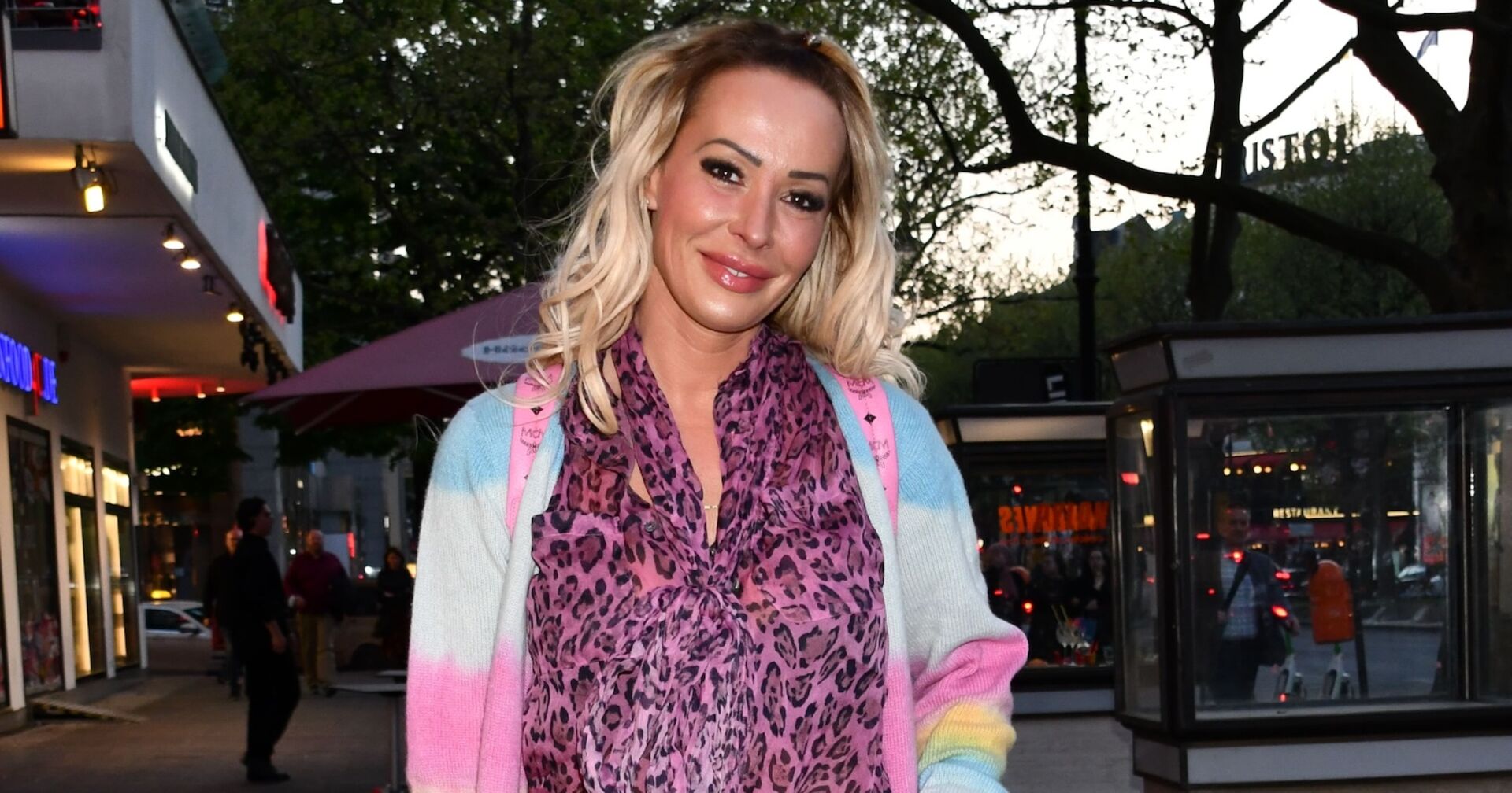 Cora Schumacher in einem pinken Leopardenhemd und einer bunten Weste.