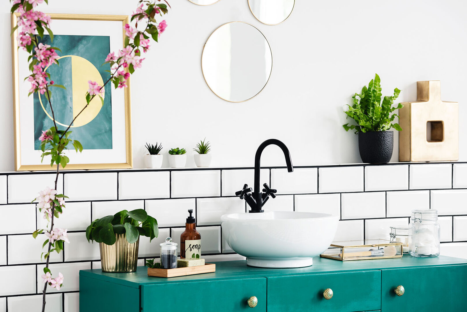 Buntes Badezimmer mit Pflanzen | Credit: iStock.com/KatarzynaBialasiewicz