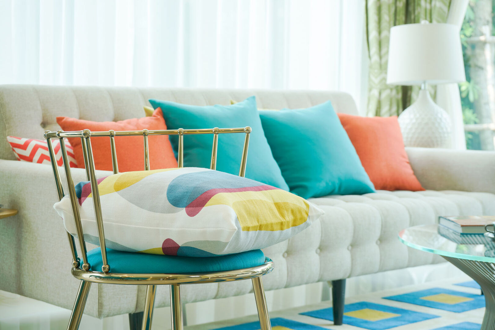 Couch mit bunten Kissen | Credit: iStock.com/Kwanchai_Khammuean