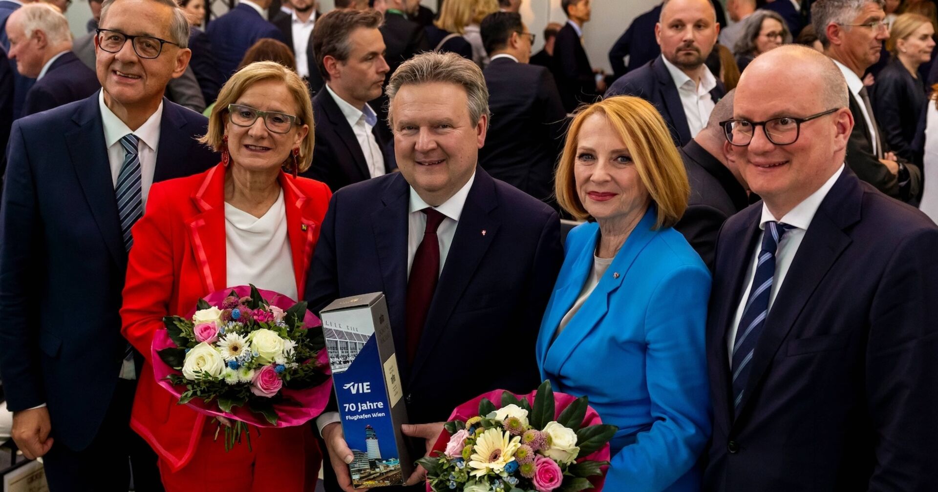 Politiker und Flughafen-Wien-Vorstände beim Flughafenfest