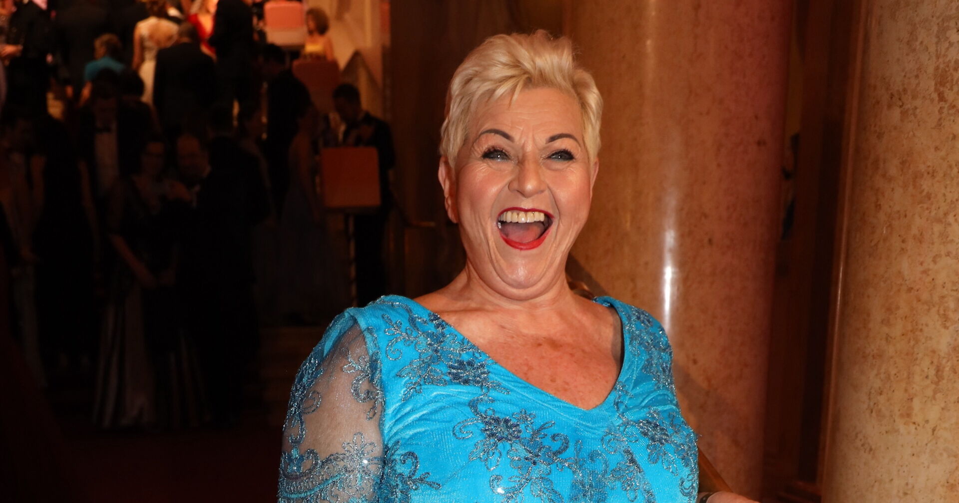 Jazz Gitti im blauen Kleid.