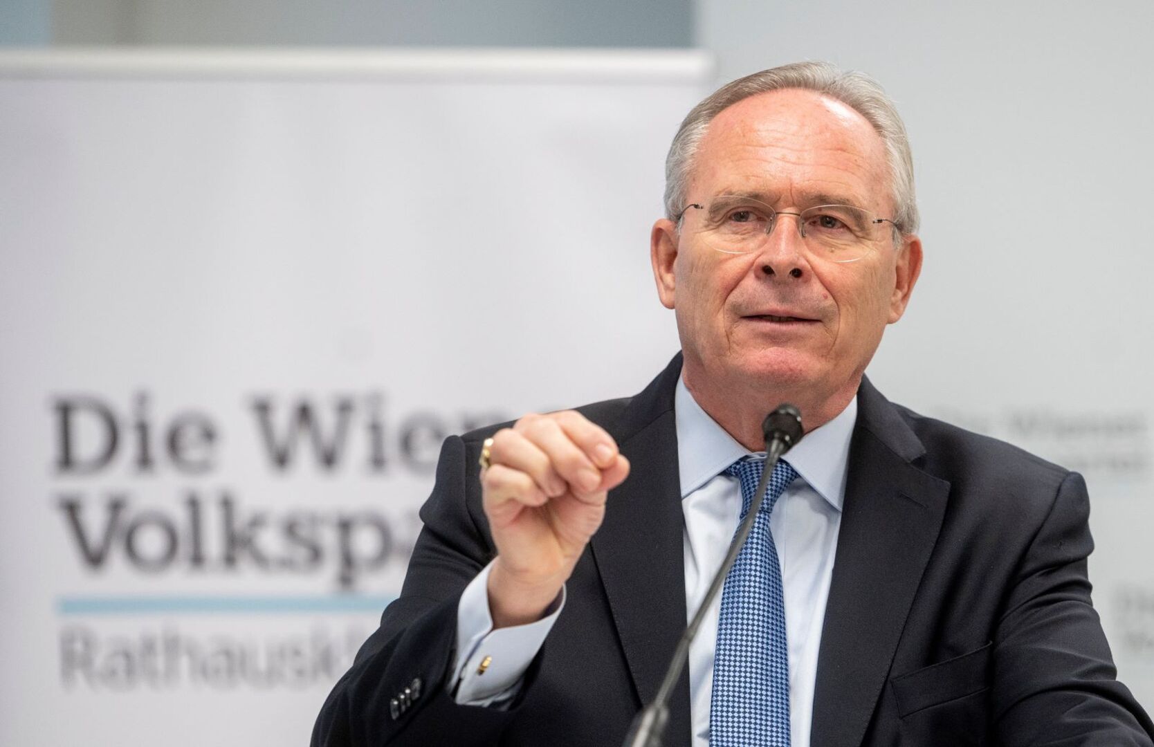 Karl Mahrer bei einer Pressekonferenz