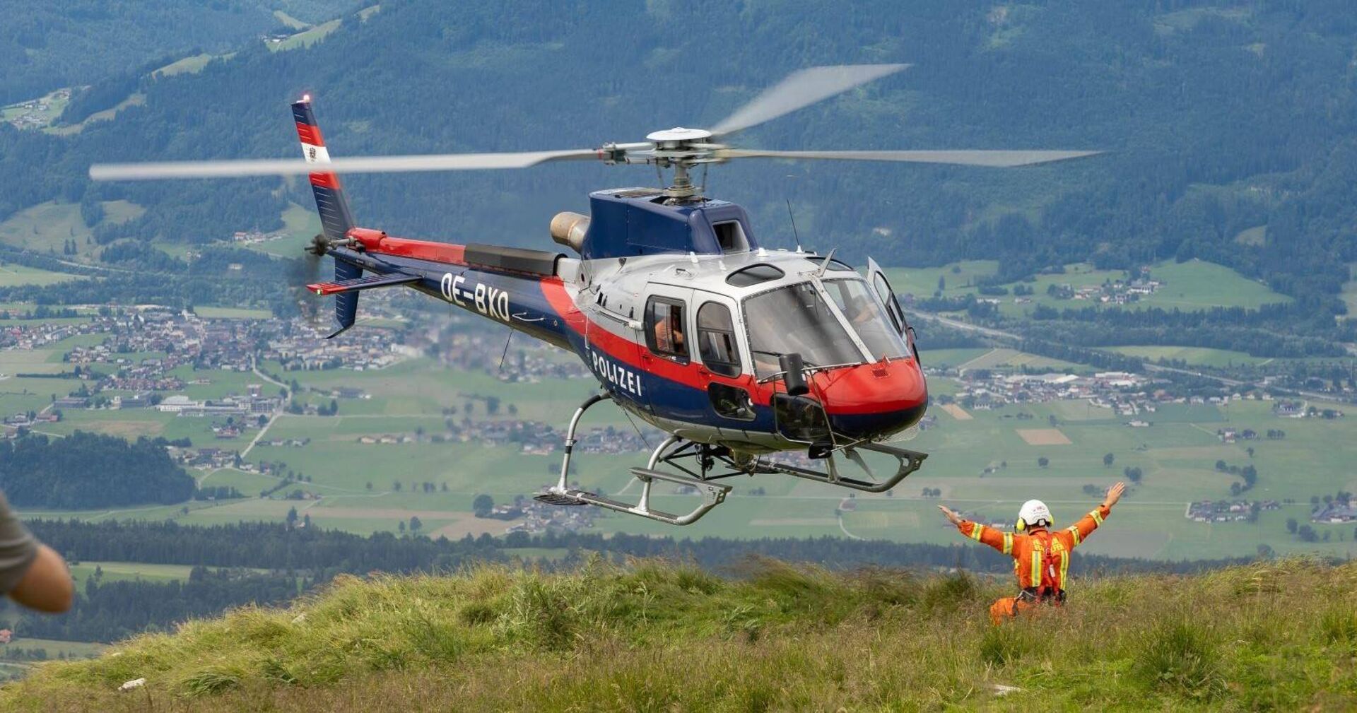 Der Helikopter der Alpinpolizei bei einem Einsatz.