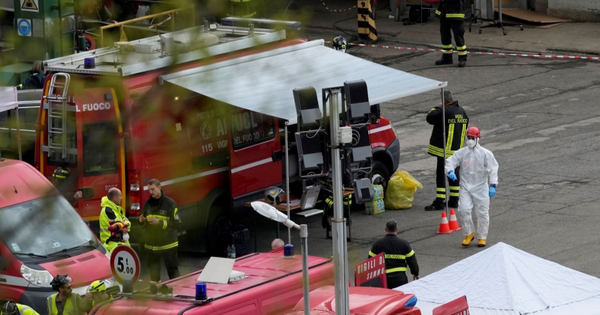 Einsatzkräfte bei dem Wasserkraftwerk in Bologna