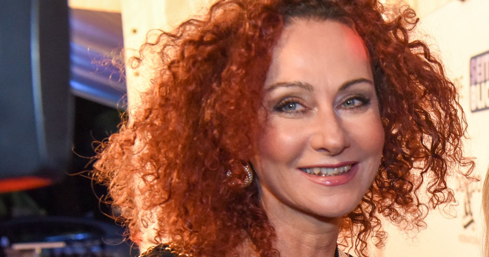 Christine "Mausi" Lugner mit roten Locken.