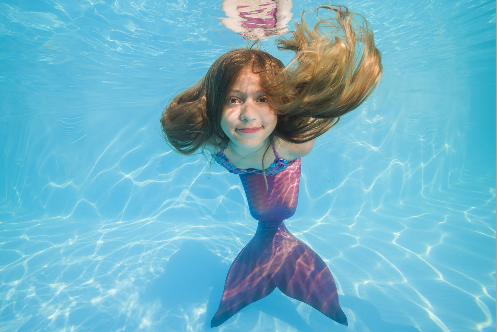 Mädchen schwimmt als Meerjungfrau | Credit: iStock.com/Andriy Nekrasov