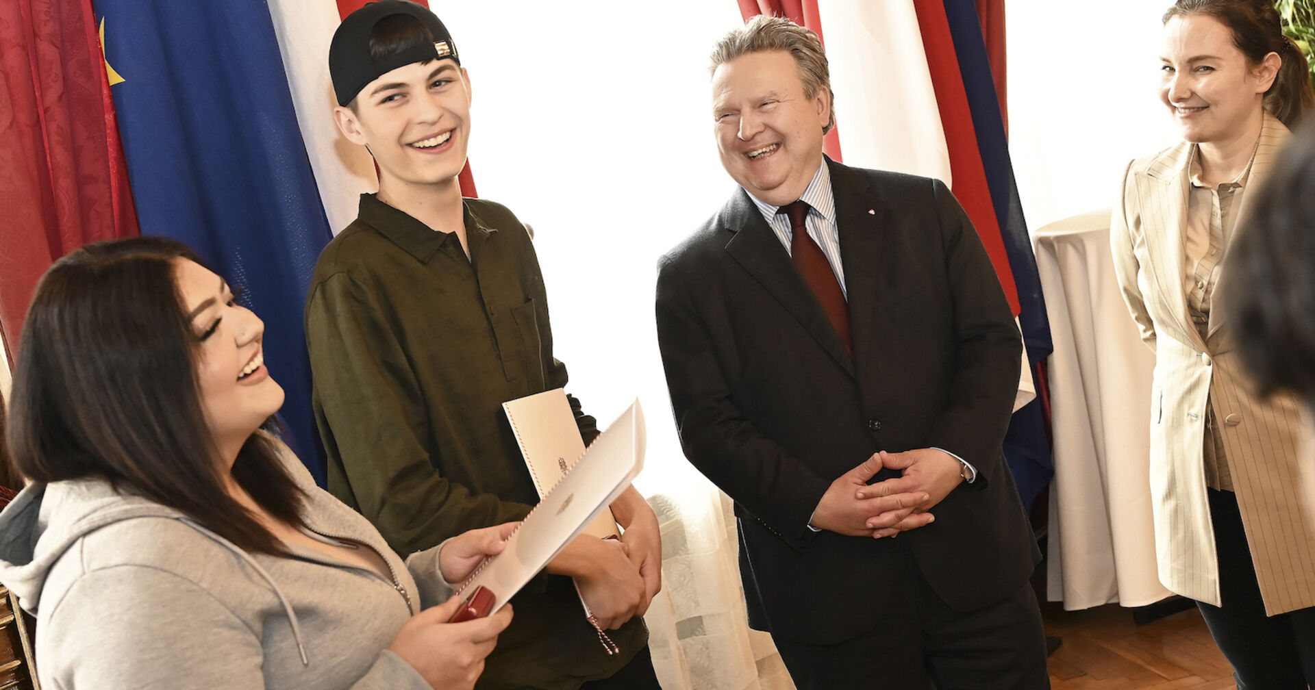 Bürgermeister Michael Ludwig ehrt junge Lebensretter