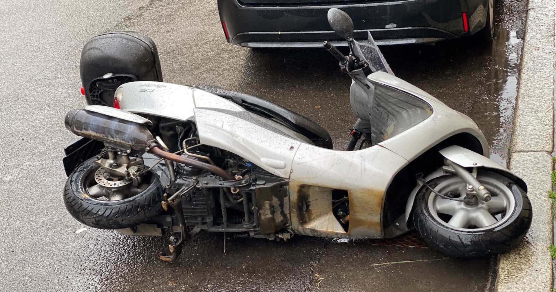 Eine Moped liegt nach einem Unfall auf der Straße.