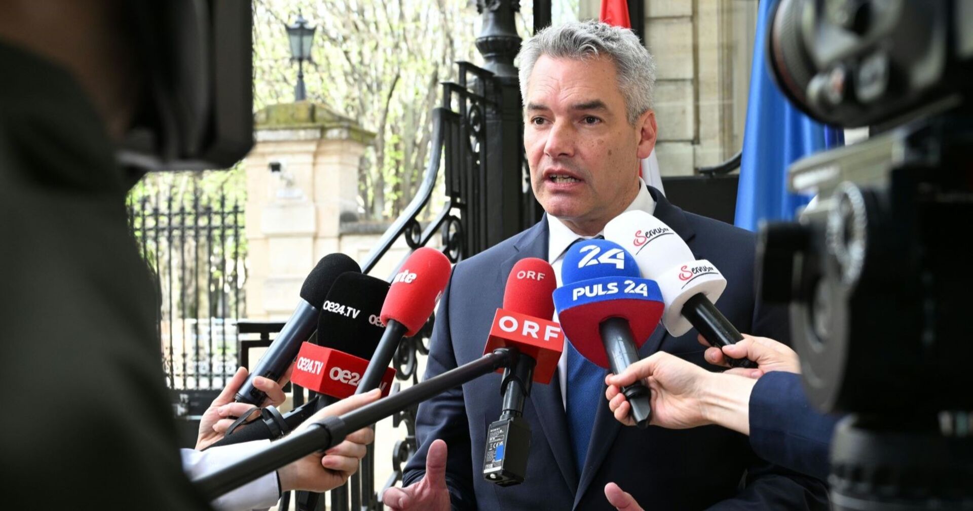 Karl Nehammer vor Mikrofonen österreichischer Rundfunkanstalten.