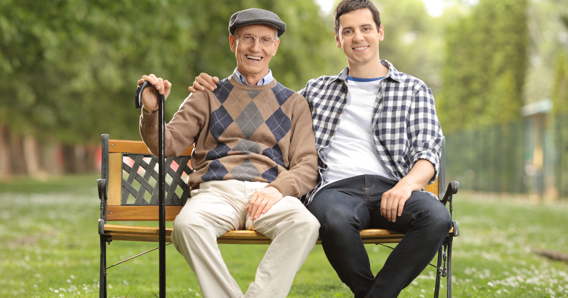 Opa und Enkel sitzen auf einer Bank