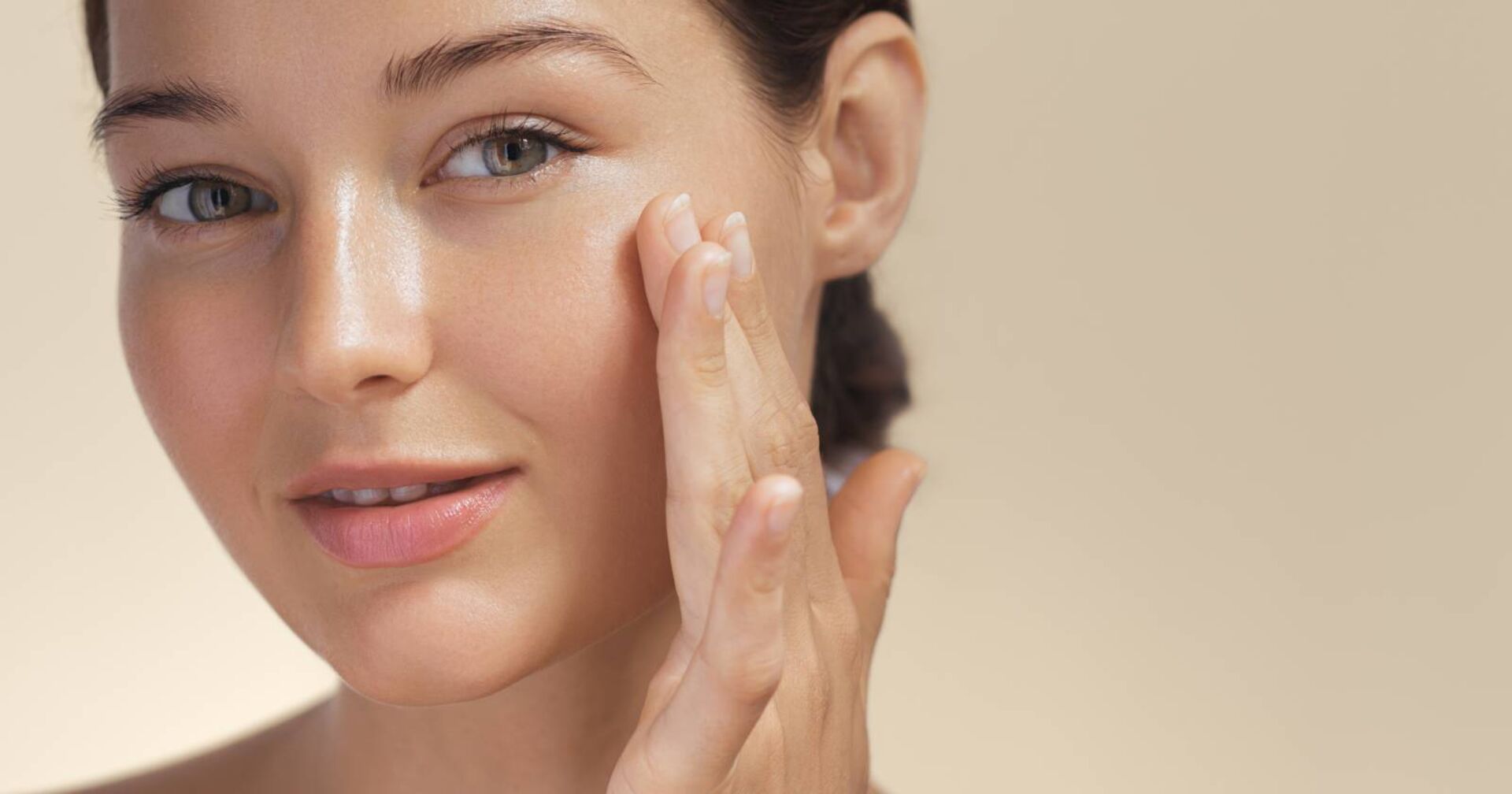 Ein hochauflösendes Bild einer jungen Frau mit natürlicher Schönheit.