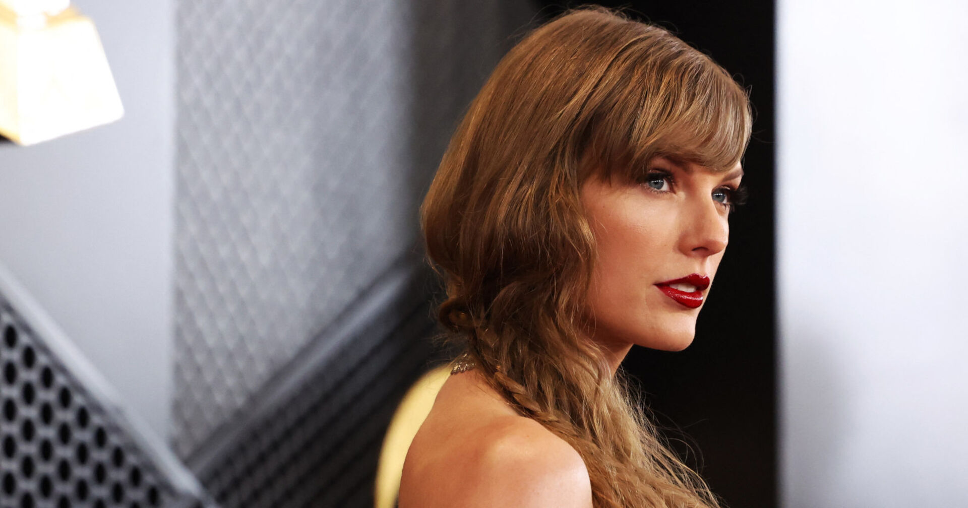 Profil einer blonden Frau mit rot geschminkten Lippen