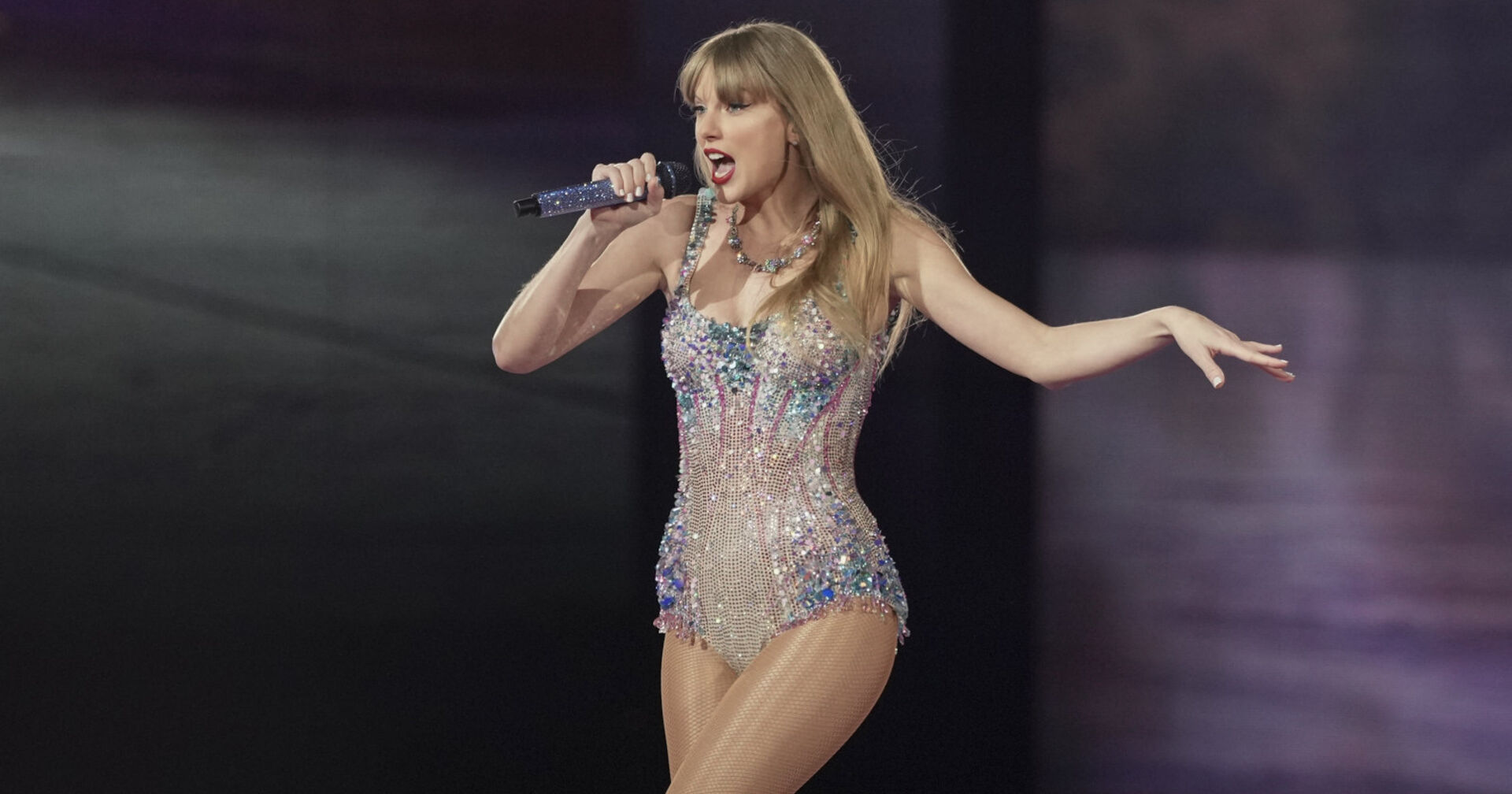 Blonde Frau geht über die Bühne und singt