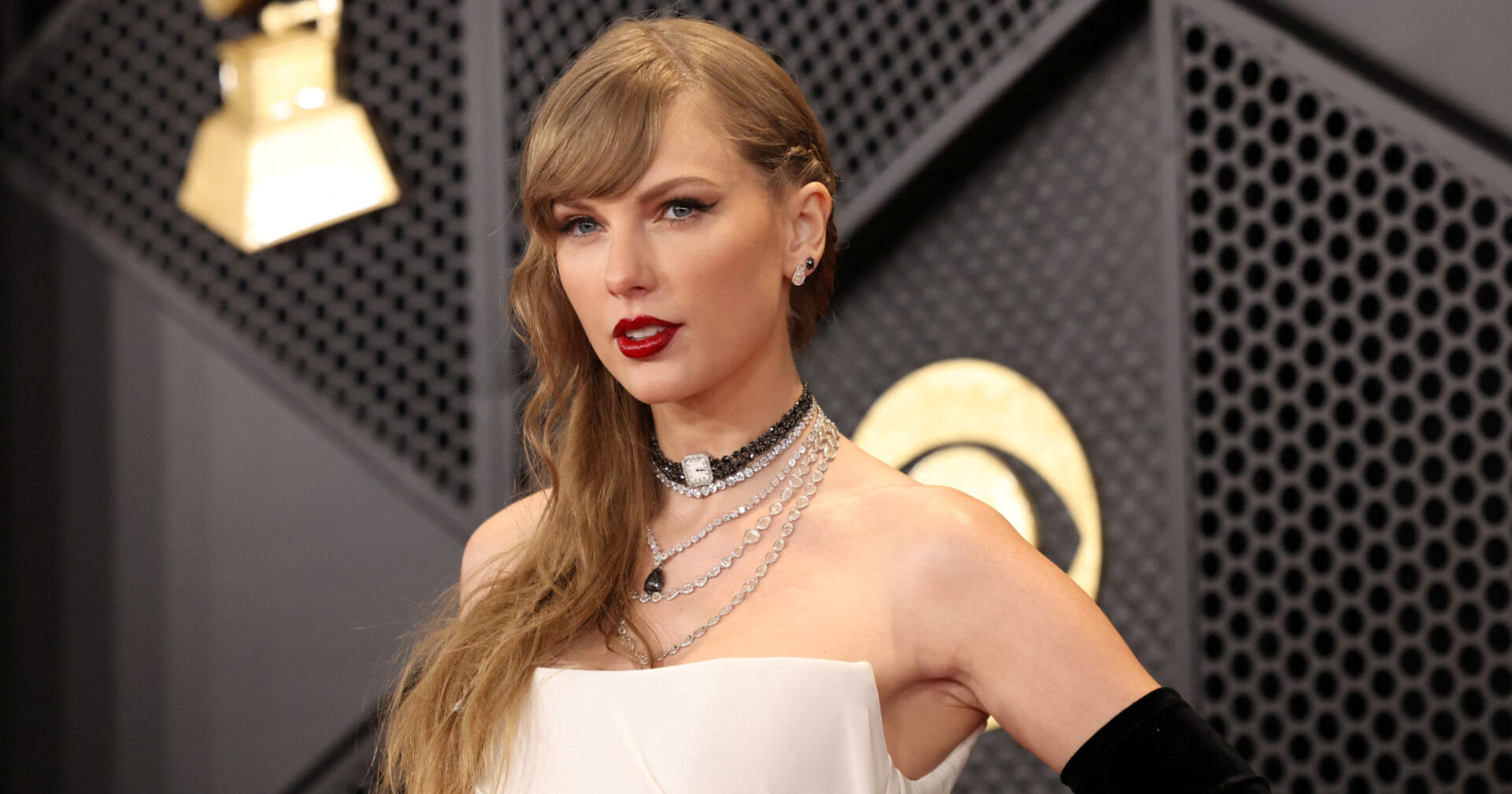 Eine blonde Frau in einer Robe blickt direkt in die Kamera