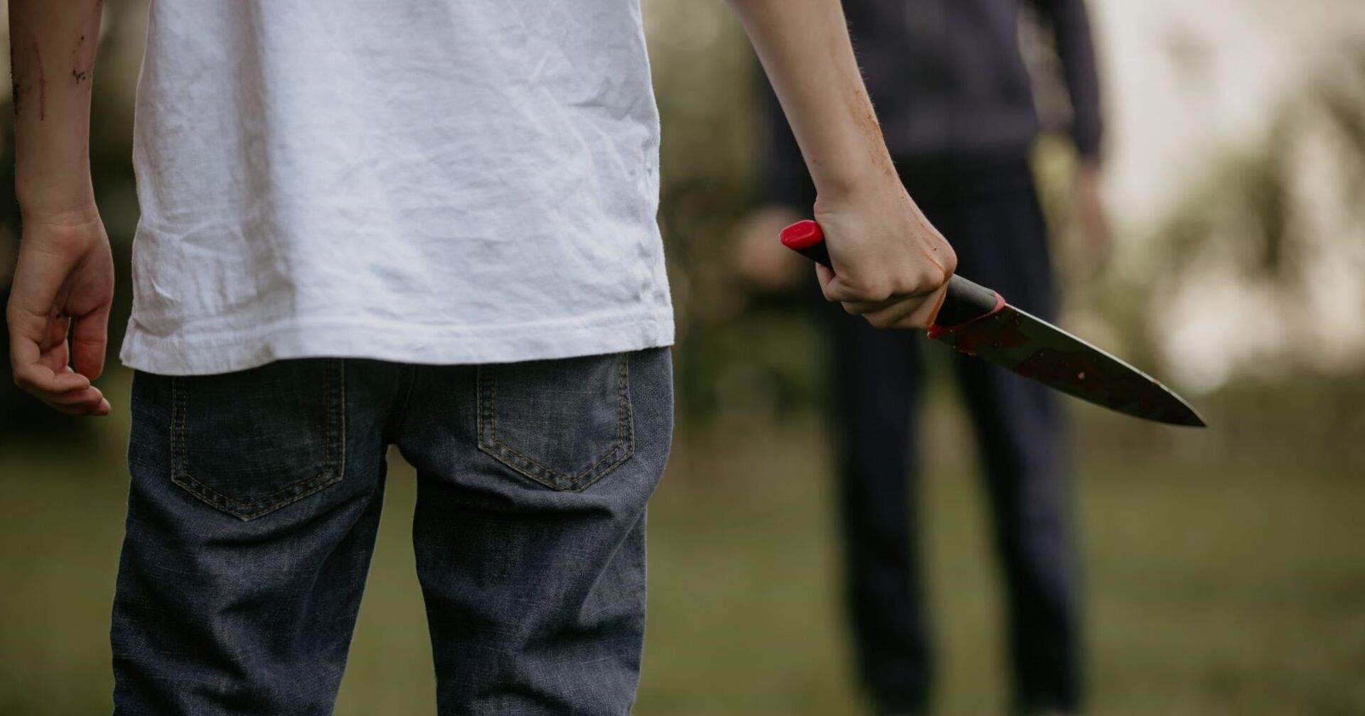 Ein Teenager mit einem Messer in der Hand.
