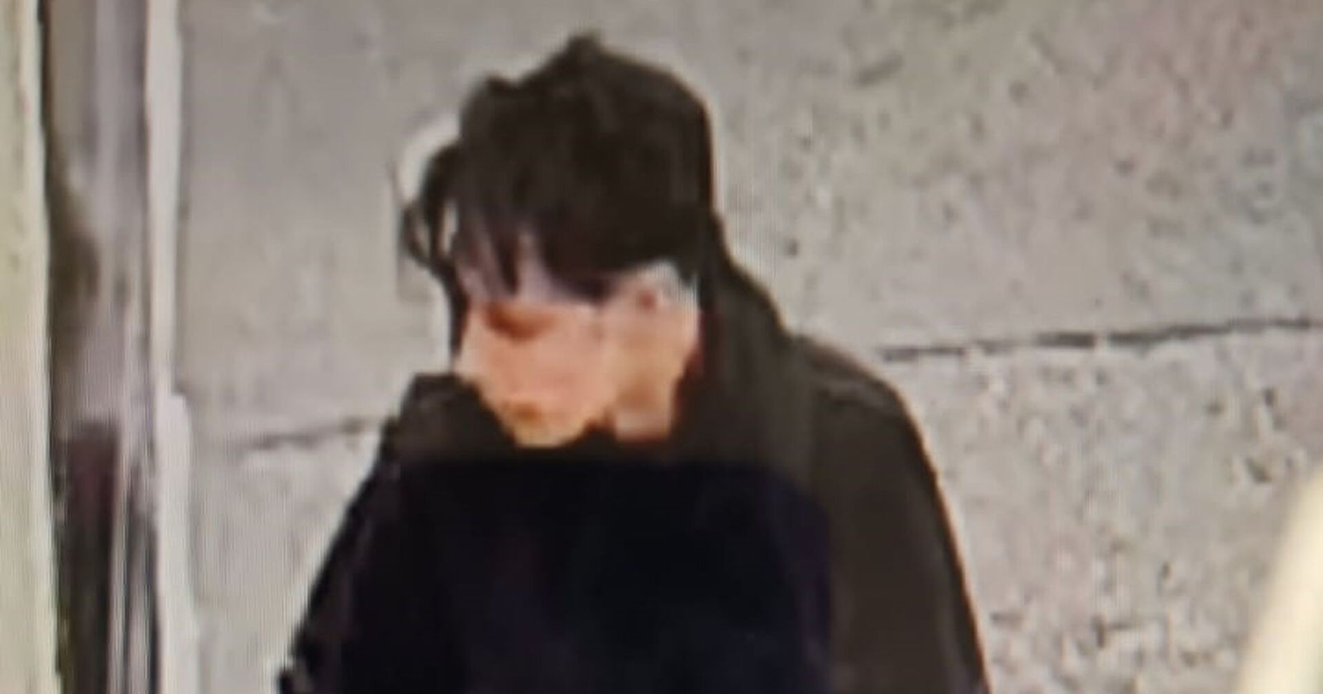 Der dunkel gekleidete Trafrikräuber.