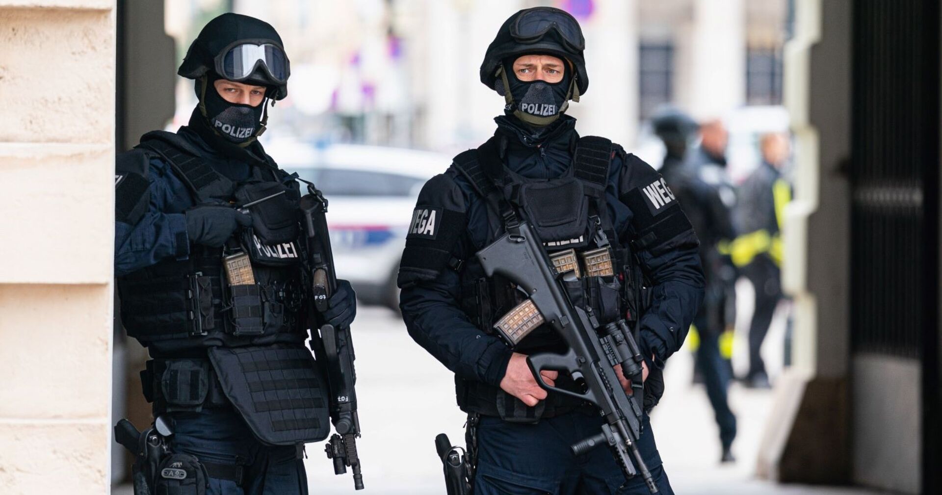 Zwei Beamten der WEGA-Einheit.