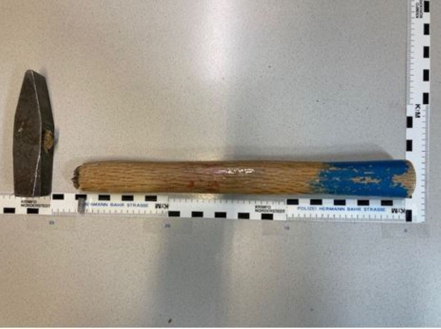 Tatwaffe: Ein abgebrochener Hammer.