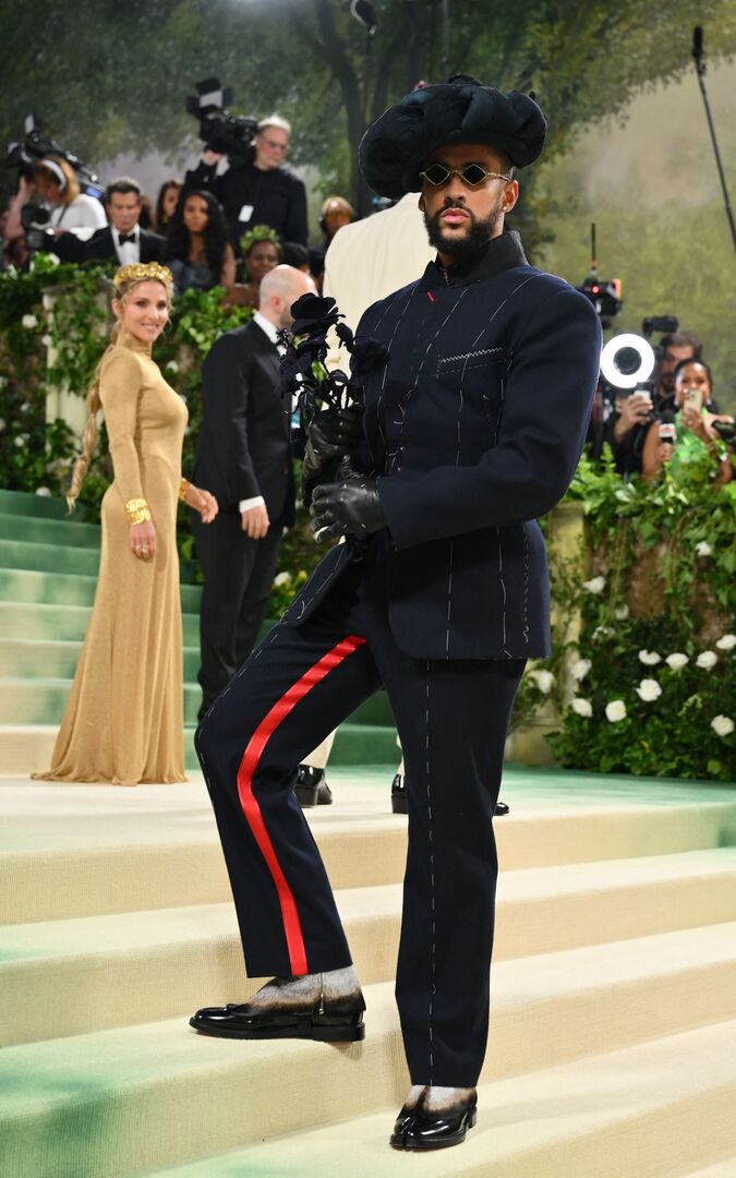 Mann in einem uniform-ähnlichen Anzug mit Hut