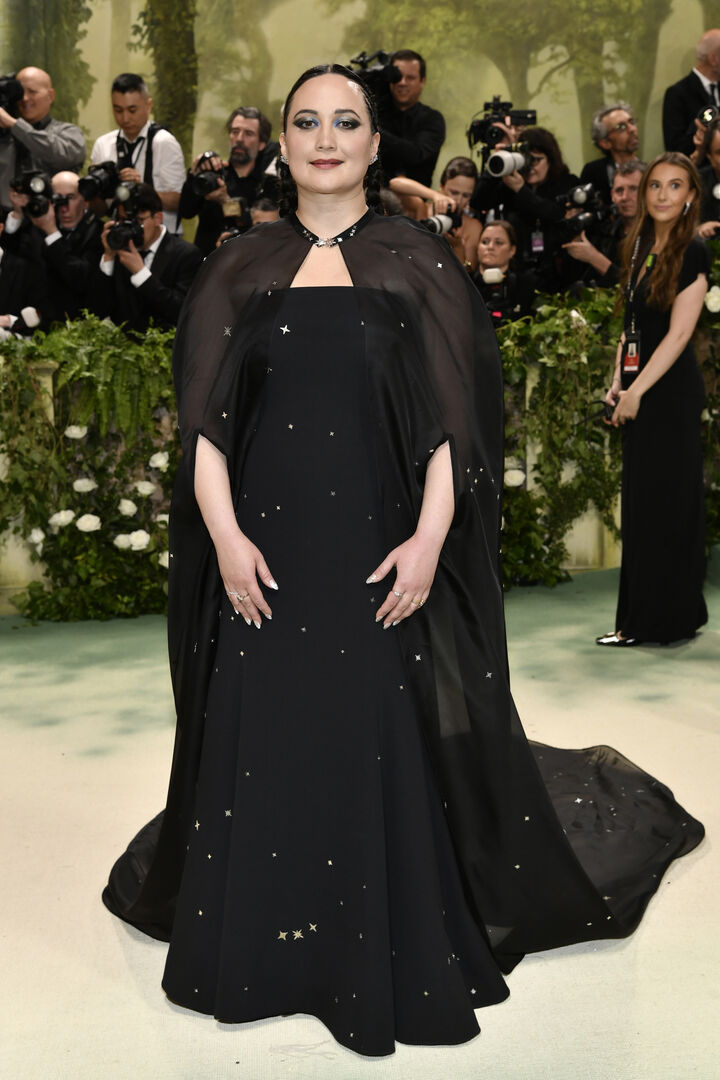 Eine Frau in einem schwarzen Kleid und mit schwarzem Umhang