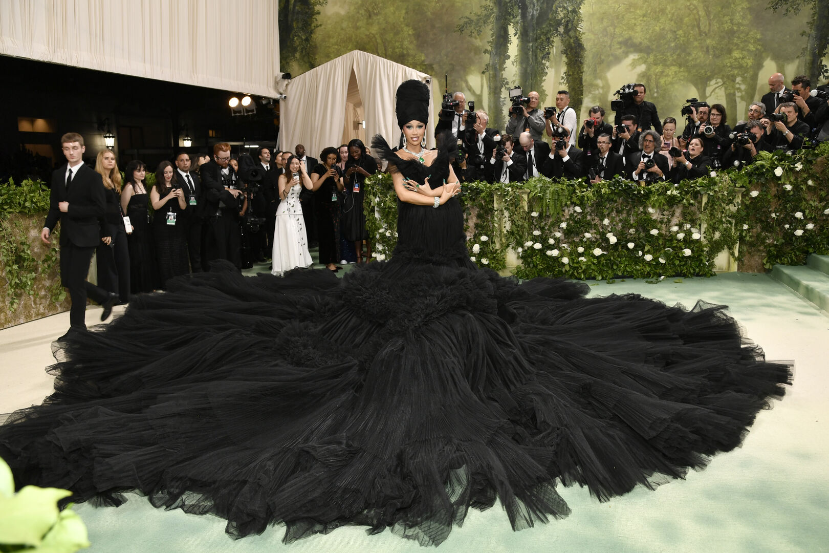 Eine Frau in einem überdimensionalen schwarzen Kleid