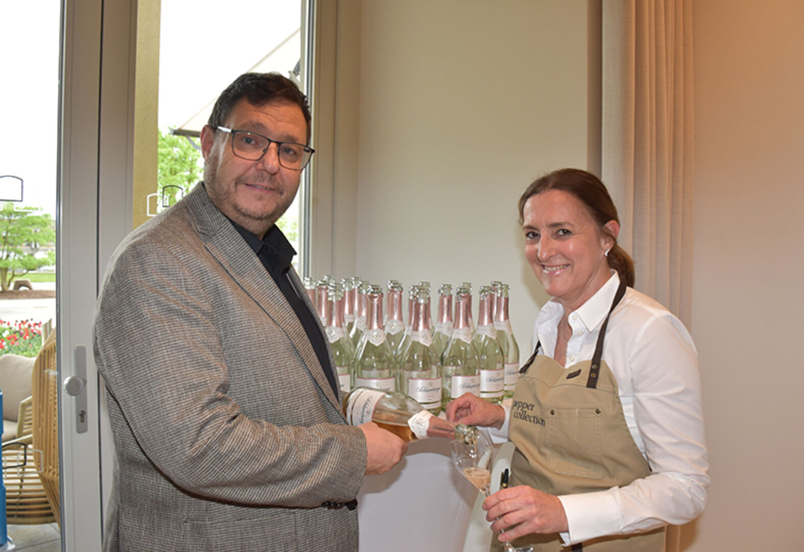 Von Schlumberg Gebietsverkaufsleiter Tirol und Vorarlberg Markus Walch mit Helga Maierhofer (peppercollection)
