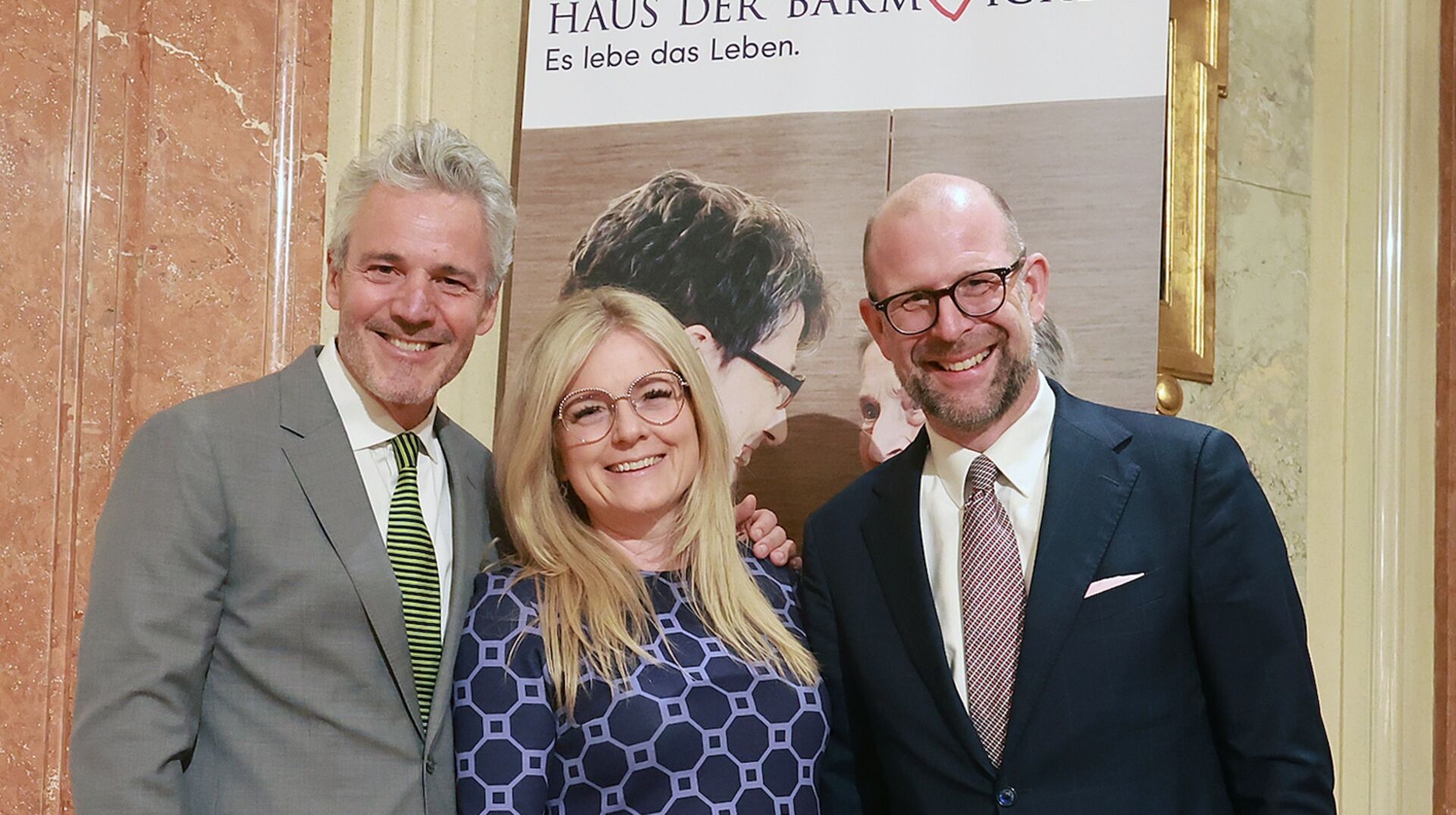 Porträt von drei Personen nebeneinander