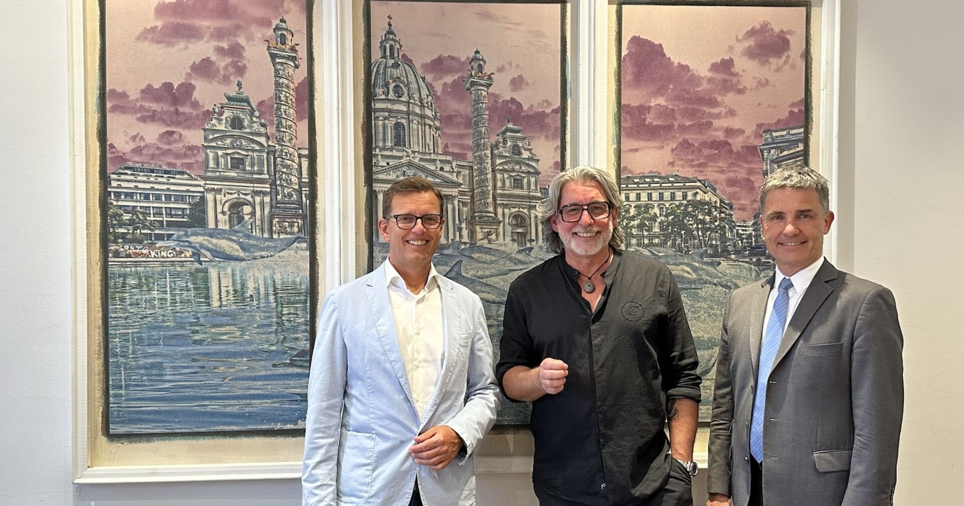 Drei Männer stehen vor einem Tryptichon Gemälde