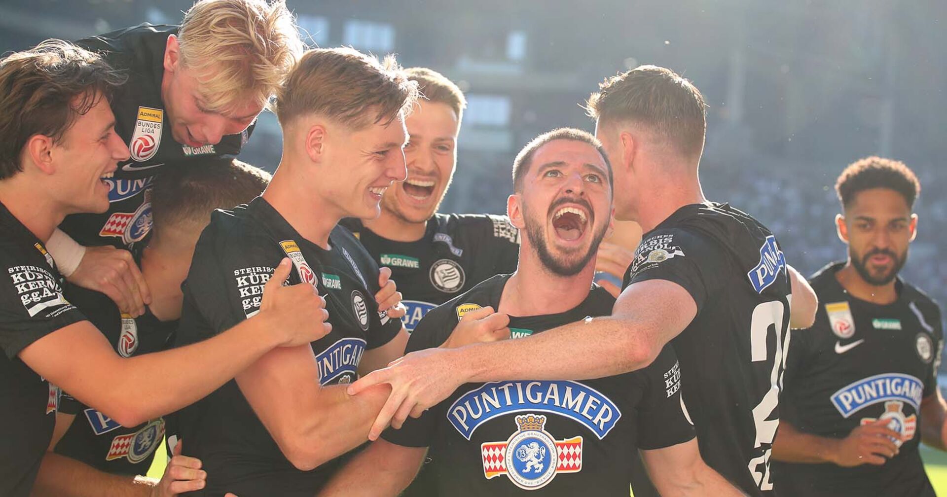 Sturm-Spieler Otar Kiteishvili wird von seinen Mannschaftskollegen bejubelt
