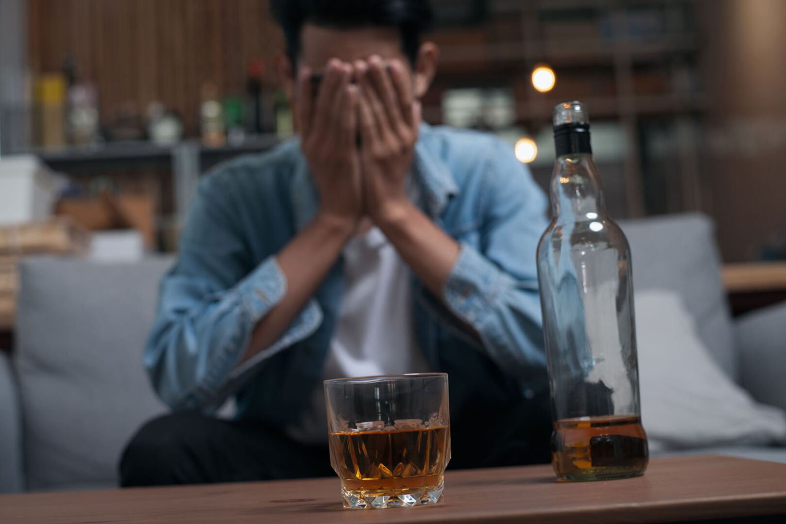 Mann trinkt zu viel Alkohol | Credit: iStock.com/Domepitipat