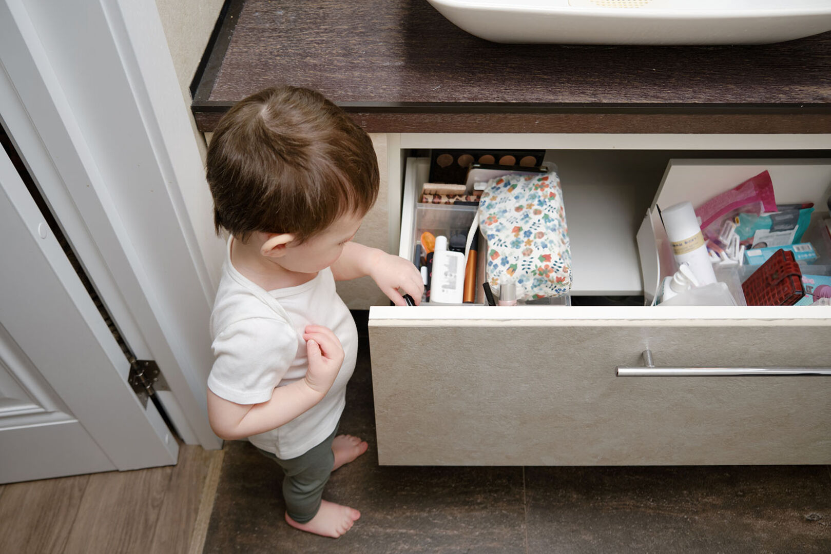 Kind kramt in Badezimmerschublade | Credit: iStock.com/Andrey Zhuravlev
