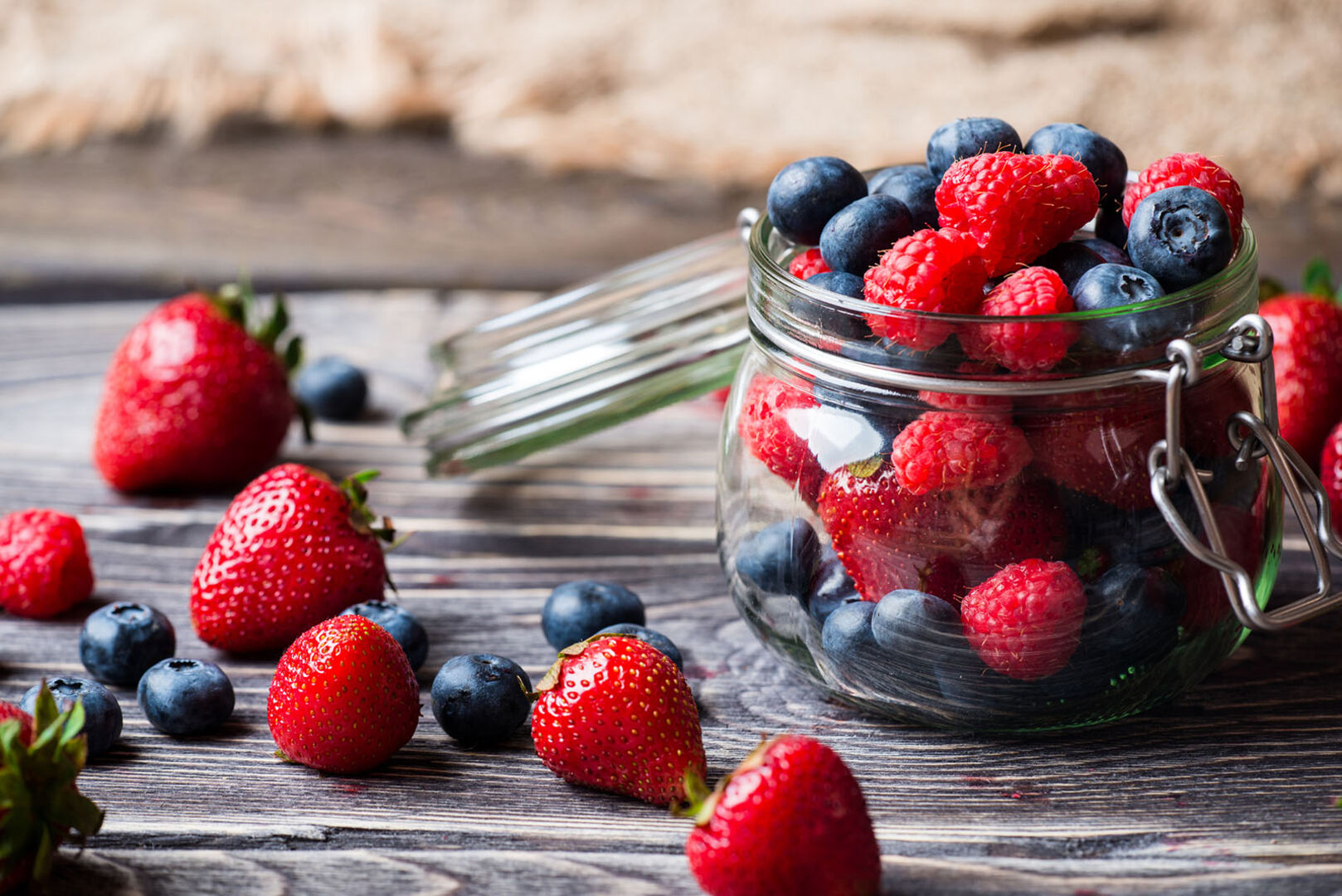Beeren auf einem Tisch | Credit: iStock.com/DragonFly