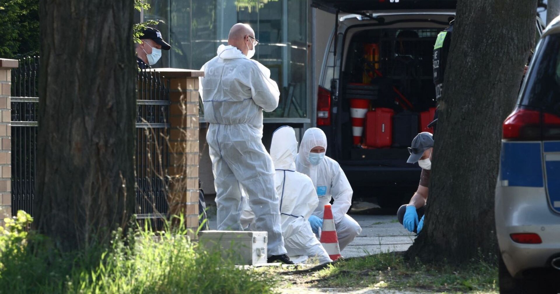 Ein Forensik-Team untersucht die Spuren am Tatort