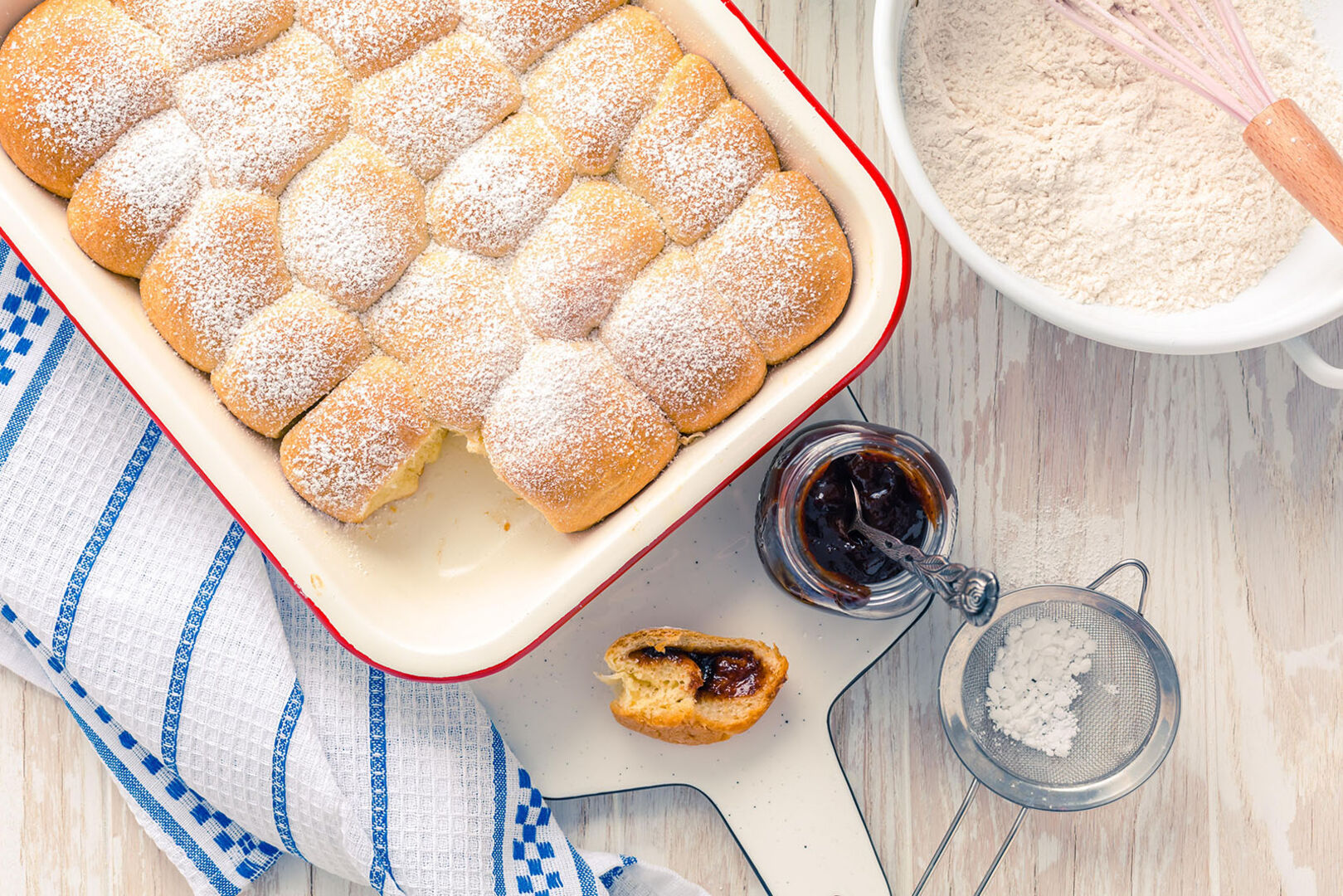 Buchteln mit Marmelade | Credit: Ingrid Balabanova / imageBROKER / picturedesk.com