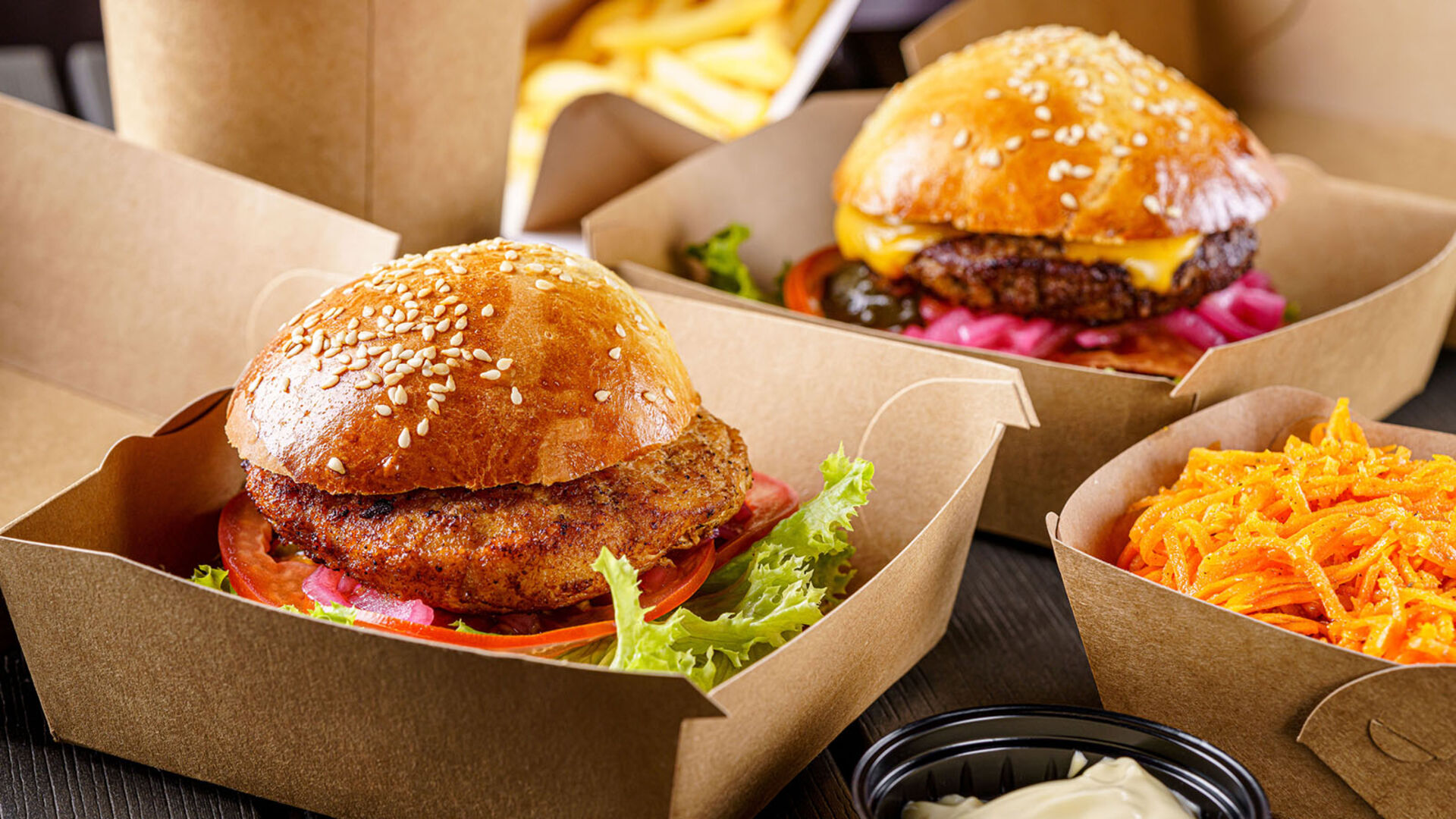 Burger und Pommes | Credit: iStock.com/Zufar Kamilov