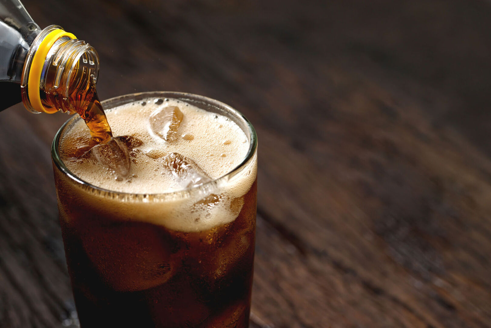 Cola in einem Glas | Credit: iStock.com/Rattankun Thongbun