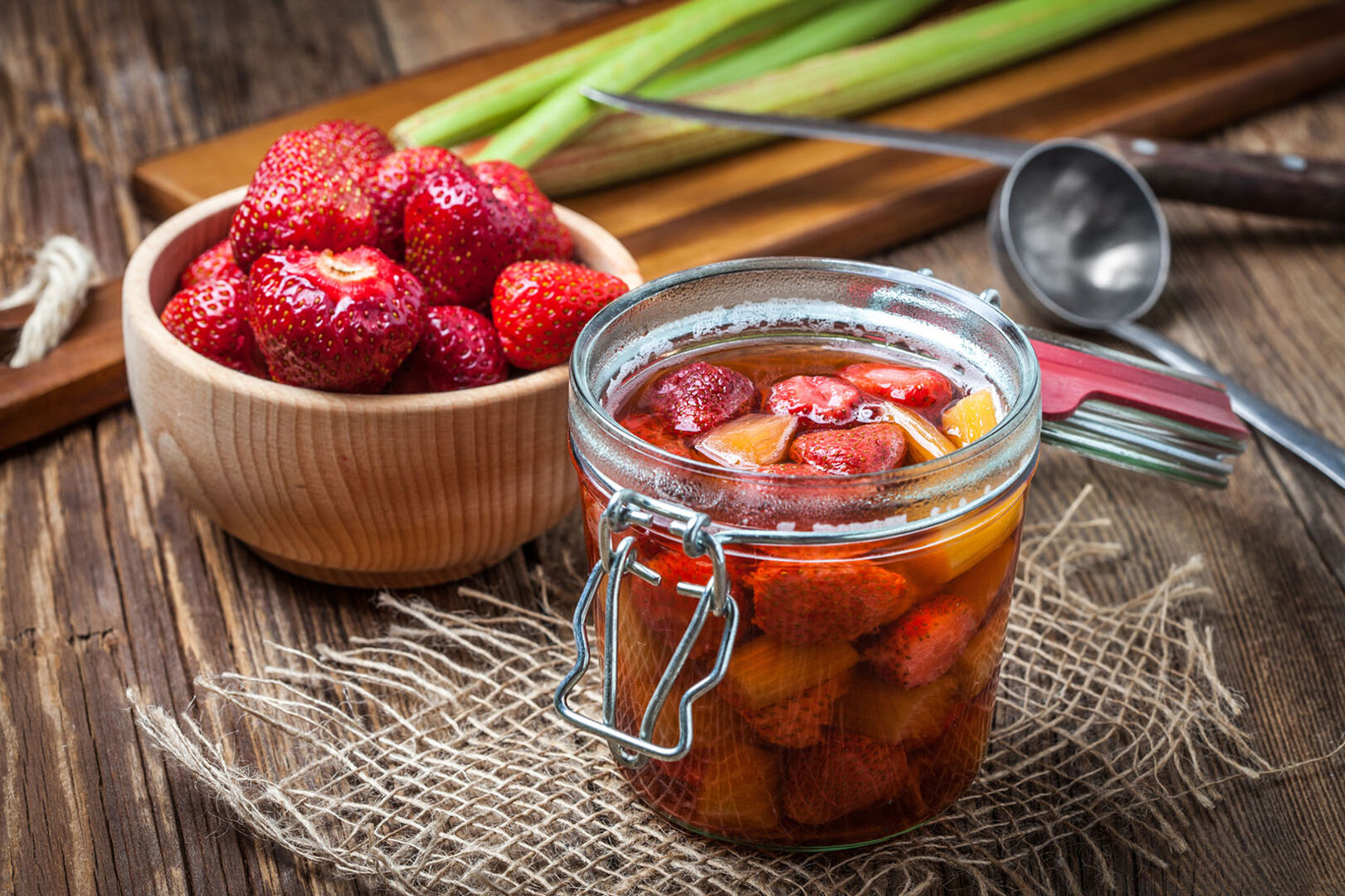 Erdbeer-Kompott mit Rhabarber | Credit: iStock.com/arfo